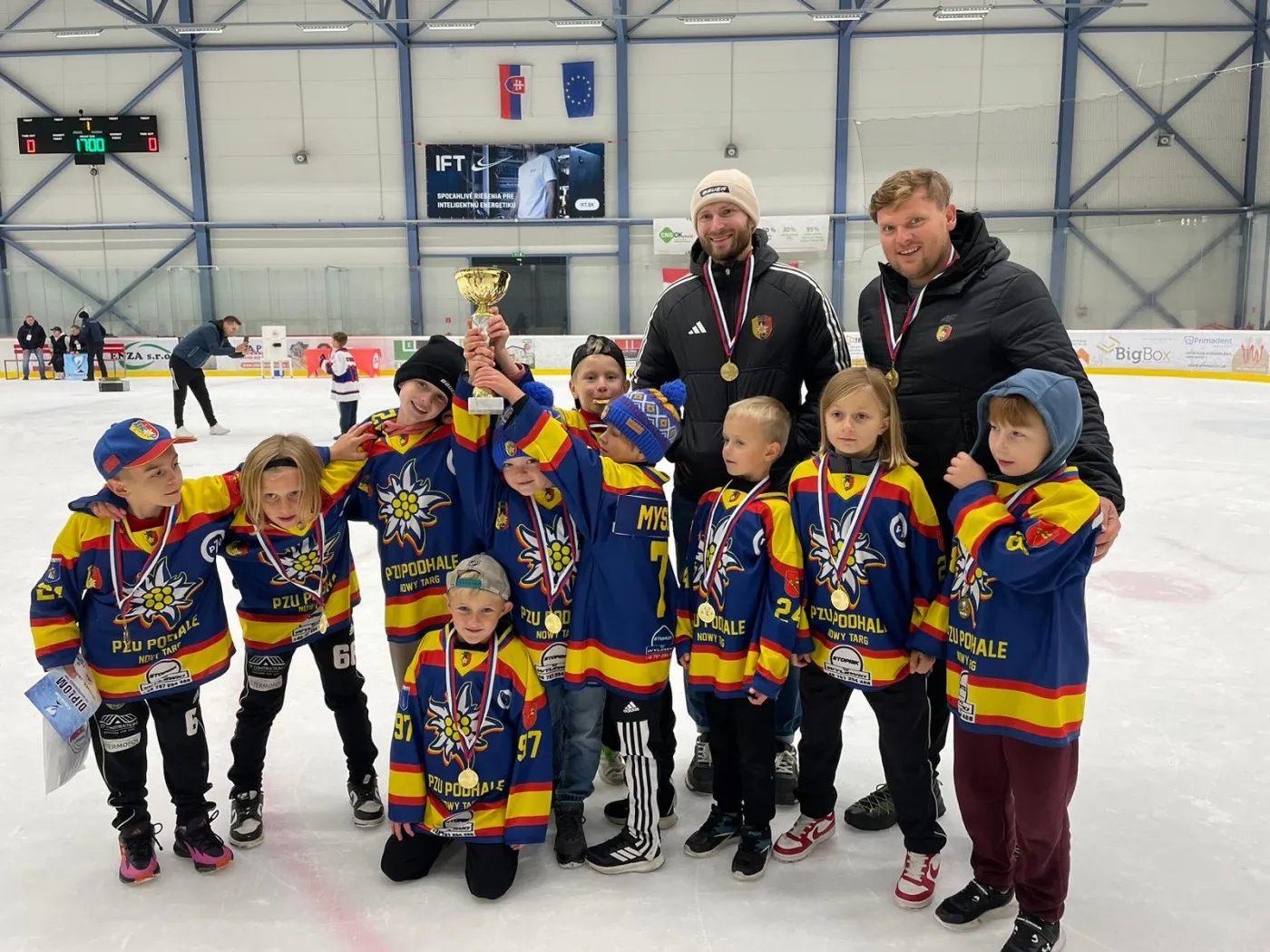 Najmłodsi hokeiści MMKS Podhale najlepsi na turnieju w Krasno nad Kysucou!