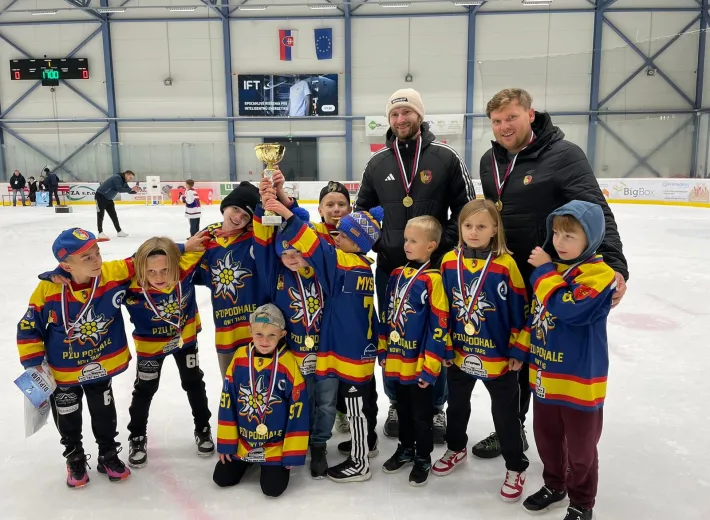 Najmłodsi hokeiści MMKS Podhale najlepsi na turnieju w Krasno nad Kysucou!