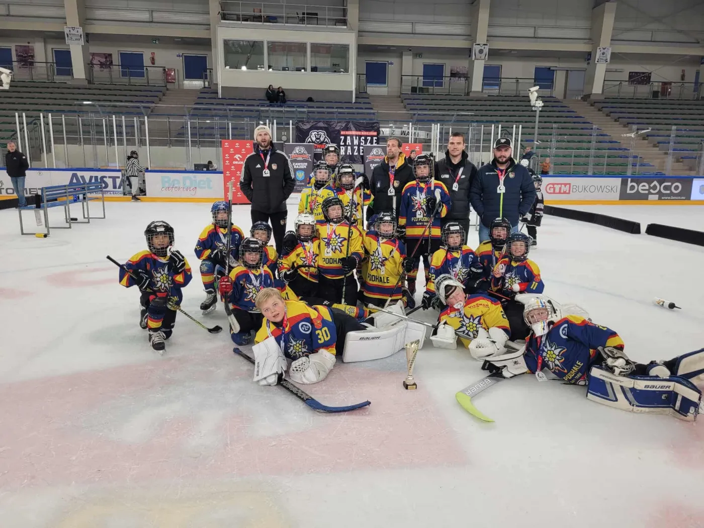 Najmłodsi zawodnicy MMKS Podhale Nowy Targ zwycieżyli na turnieju w Sanoku