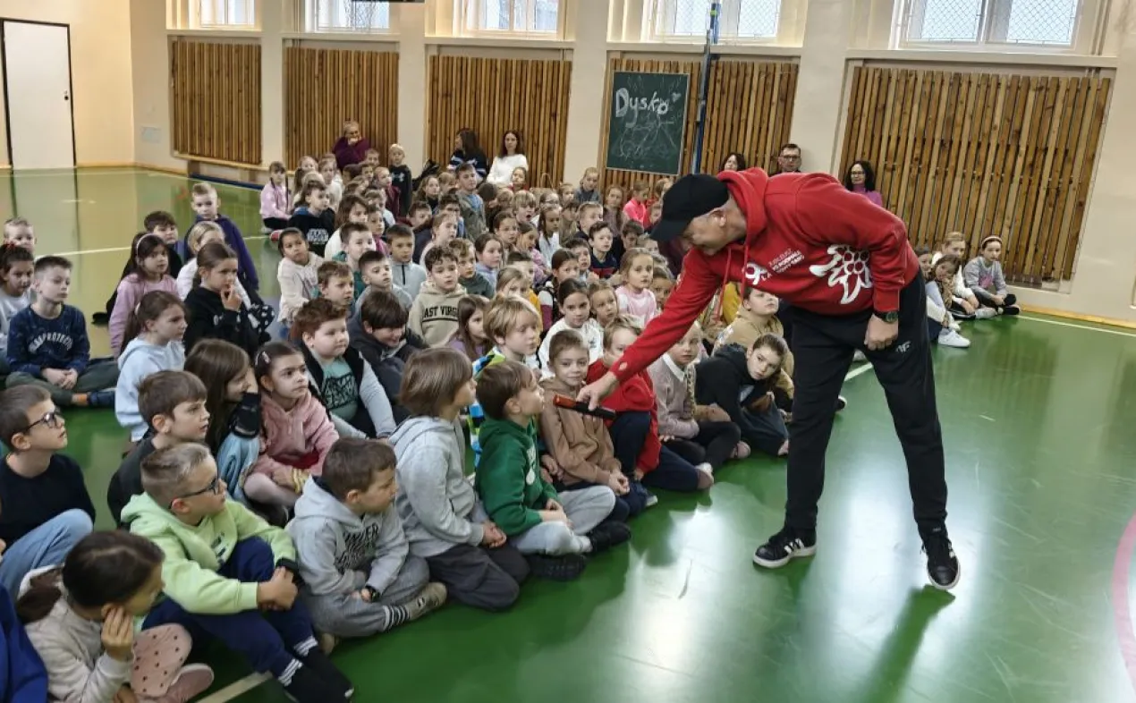 Hokejowe emocje i nabór do Szarotek – spotkanie w SP1