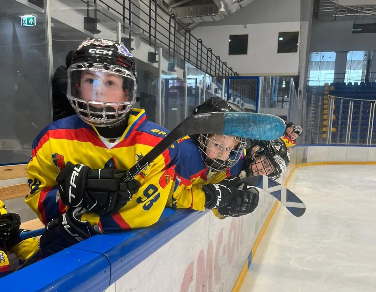 Zacięta walka młodych hokeistów