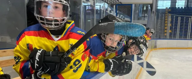 Zacięta walka młodych hokeistów