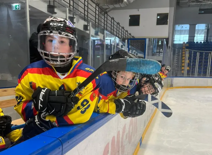 Zacięta walka młodych hokeistów